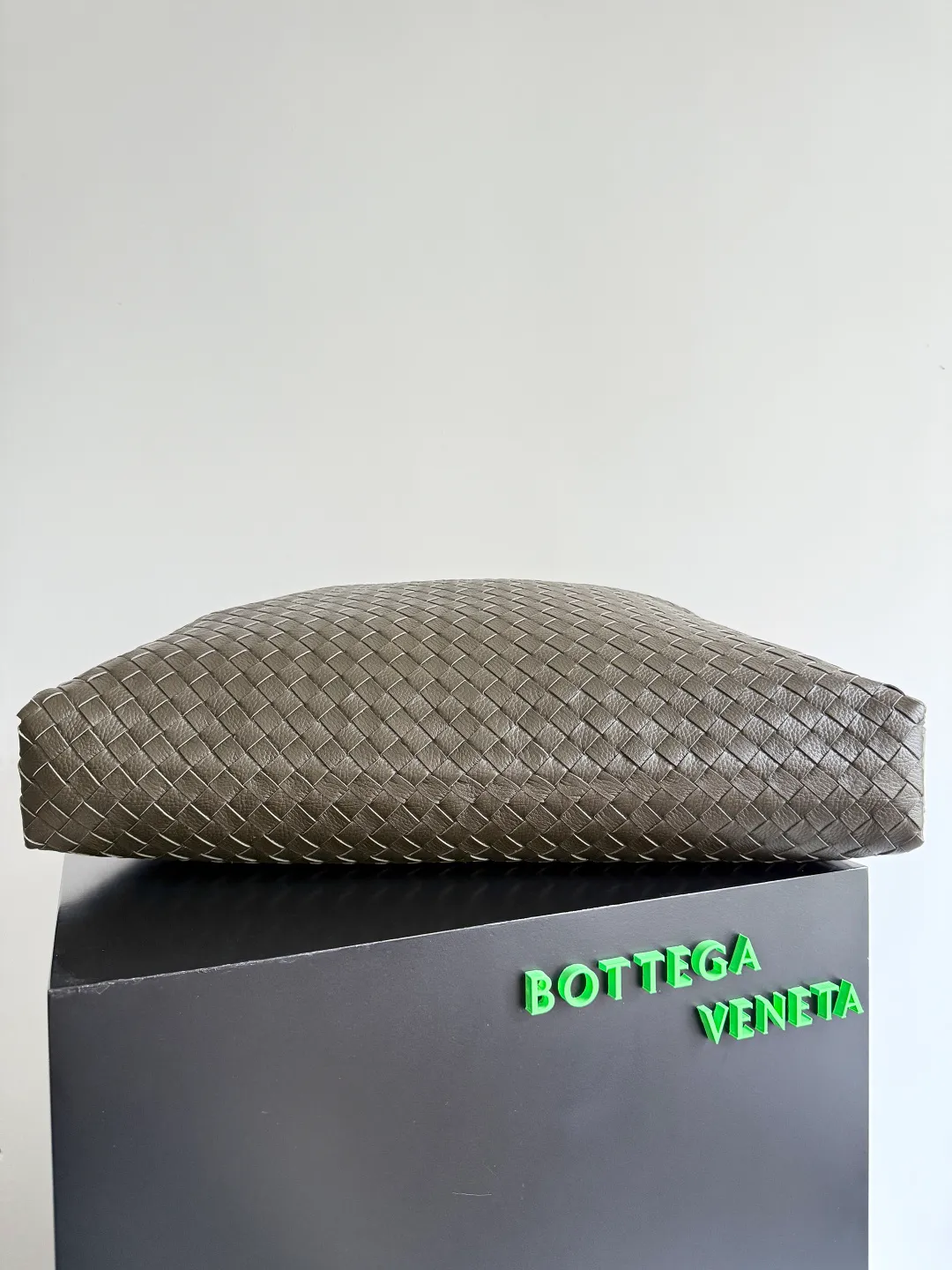 Batch 3280 BOTTEGA VENETA's new Traveler deerskin series is here! The travel season is coming soon, and I believe you must need a large-capacity and simple bag. This new Traveler is very in line with the current travel craze. The whole bag is designed with deerskin and is made of the highest quality leather. It feels tougher to the touch. The super large capacity is suitable for short trips. Traveling with friends and family does not require carrying heavy luggage. It is also very convenient for friends who often travel for work. You can carry two changes of clothes and a computer with you. It also comes with an adjustable shoulder strap to free your hands. Style number: 806976 Size: 58*46*10cm
